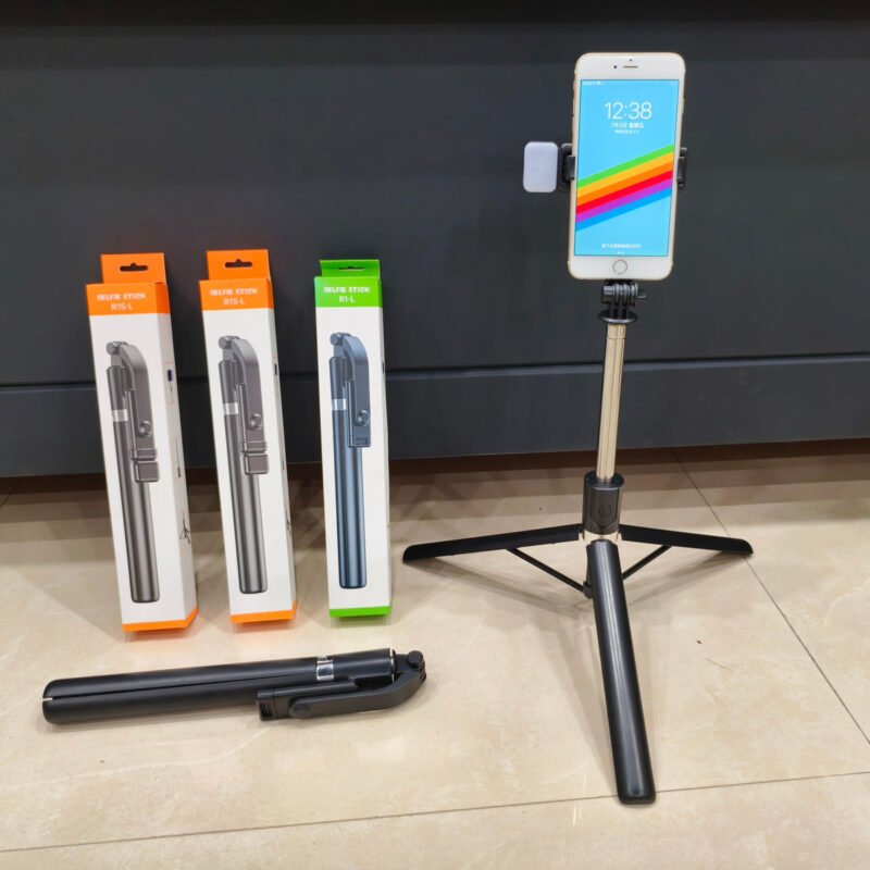 R1S Selfie Stick Wireless Remote With Fill Light - Image 3